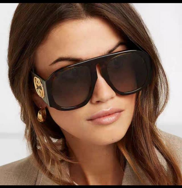 Gucci古奇 Gg0152S 充满大胆和有趣个性、同时又带有酷劲十足的女士飞行员太阳眼镜，将男士款重新演绎，搭配超大镜架和装饰有巨型金色金属互扣双g标识的厚实