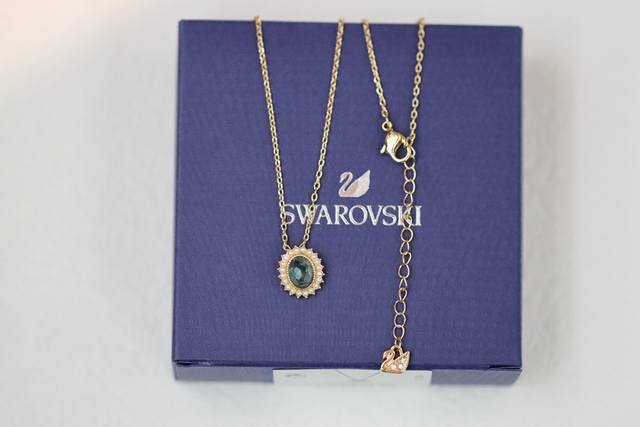 施华洛世奇 Swarovski 墨蓝圆形 锁骨项链 戴上这款典雅的项链，展现您高贵优雅的气质。中央的蓝色装饰揉合色彩和复古魅力，具有皇室气派。