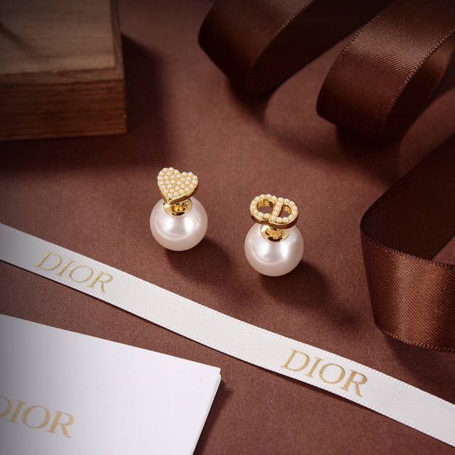 Dior 迪奥 新款 字母dior 耳钉一致专柜品质，黄酮材质，百搭时髦值得入手
