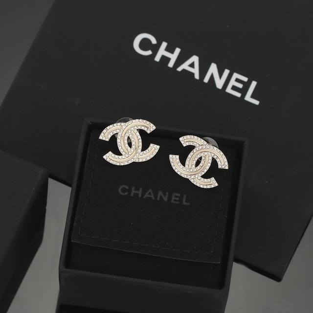 Chanel 香奈儿经典双c耳钉 这款随意搭配都是非常好看百搭时尚单品 日常款 很修饰脸型 很上档次的 很优雅气质 耳环