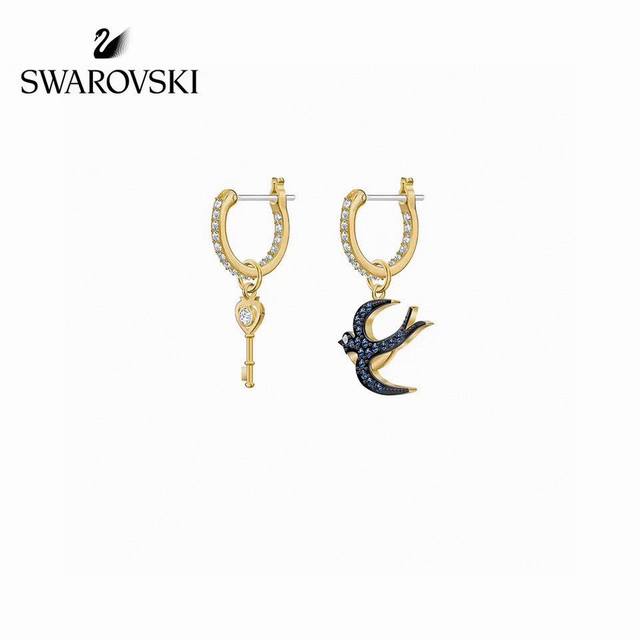 Swarovski 金色燕子与钥匙 不对称耳环 这款描绘出一对燕子与钥匙的神态耳环。象征优美、快乐及爱的设计，可作为任何浪漫场合的一份别具意义的礼物。
