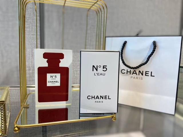 原单品质 Chanel香奈儿限量版红色5号香水100Ml Chanel红色限量系列，5号纪念版香水。小香最为经典之作的香水，非常适合情人节送人。 Chanel