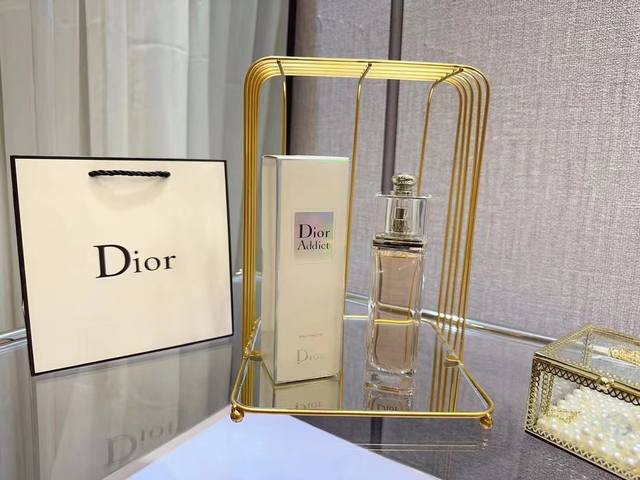 原单品质 Dior迪奥魅惑清新淡香水 100Ml 适合人群：活泼，俏皮，时尚的年轻女性。介于女孩跟女人之间。甜美又不失优雅～这款为花果香调。 男生对香是没什么抵