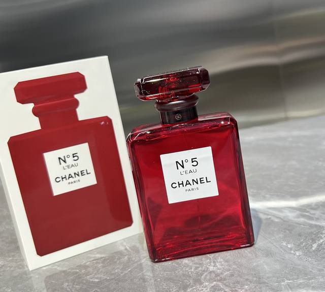 原单品质 Chanel香奈儿 红瓶n°5号edt淡香香水100Ml 香奈儿五号香水红色限量版作为很多人的第一瓶香水，相信大家对香奈儿 N5非常熟悉了。香水的开瓶