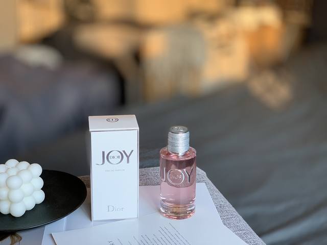 原单品质 Dior迪奥 Joy悦之欢edp浓香水90Ml2018秋季新款 一款花香型木质麝香调的女用香水。 前调：香柠檬 和 橘子; 中调：格拉斯玫瑰 蔷薇 和