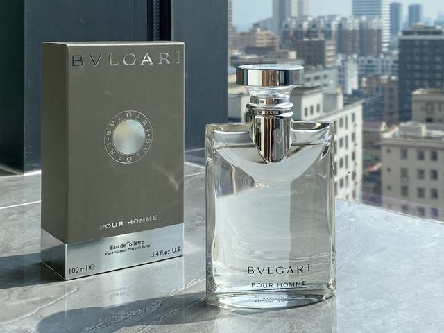 原单品质 宝格丽大吉岭茶原版，Bvlagri Pour Homme.1996 瓶身透明几乎没什么颜色，一款非常非常典型的男友香，就是那种夏天夜晚余热刚过，男生洗