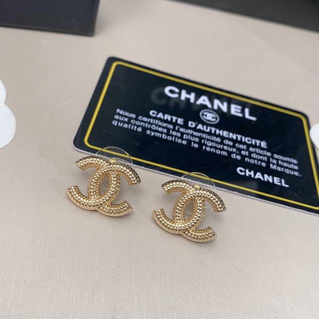 Chanel 小香 秋冬新品 双c 耳钉 经典百搭 少女心爆棚 超甜美的一款耳环 原版一致黄铜材质 本年度超火爆的单 耐看完美