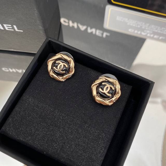 新款小香 耳钉 代购级别 Chanel 小香 经典款 耳钉 原版一致黄铜材质 高级925纯银针电镀18K金 高工艺水平 万年 经典款简约 不挑人。