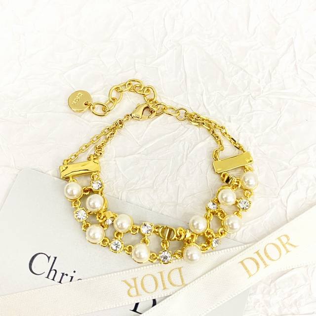 今日新款 编码h543 0385825 Dior手链热销款爆上新 迪奥珠钻双层cd手链 大小施华洛珍珠点缀，集合经典，时尚，创新于一身的集合体。 一丝不苟的用吊