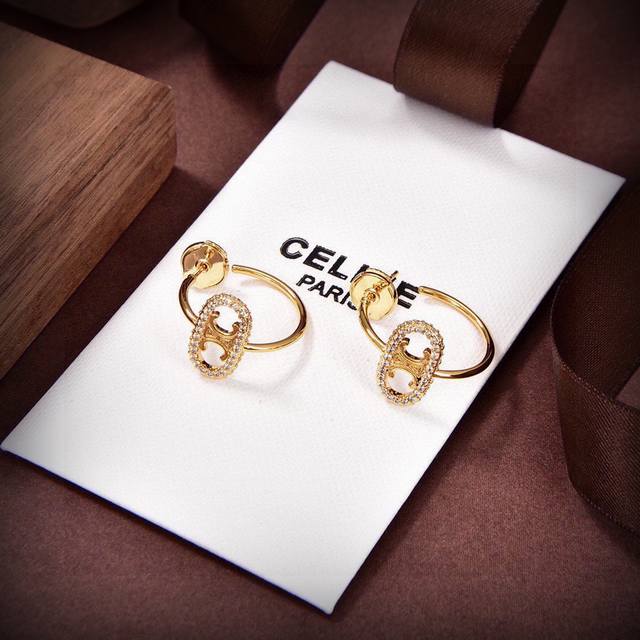 Celine 新款凯旋门耳钉与众不同的设计 个性十足 颠覆你对传统耳环的印象 使其魅力爆灯