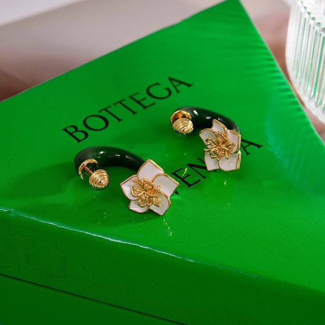 Bottega Venenta 新款bv耳环 与众不同的设计 个性十足 颠覆你对传统耳环的印象 使其魅力爆灯