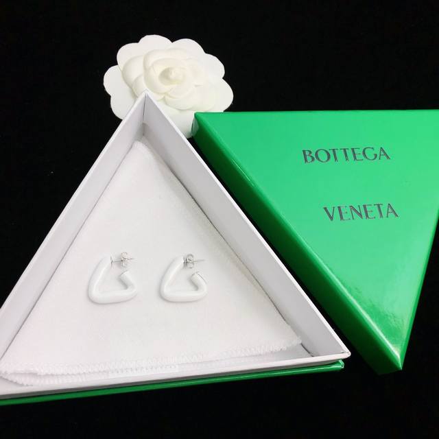 Bottega Veneta Bv葆蝶家 耳钉耳环 整体细节非常令人惊喜，设计感十足，必须为世家的设计点个大大的赞，不仅带出个人自信及品味，款式典雅而时尚，突显