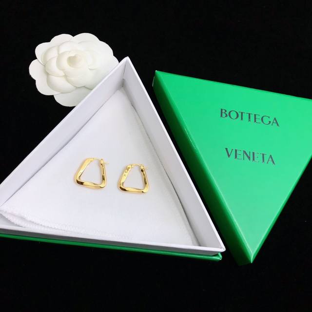 Bottega Veneta Bv葆蝶家 耳钉耳环 整体细节非常令人惊喜，设计感十足，必须为世家的设计点个大大的赞，不仅带出个人自信及品味，款式典雅而时尚，突显