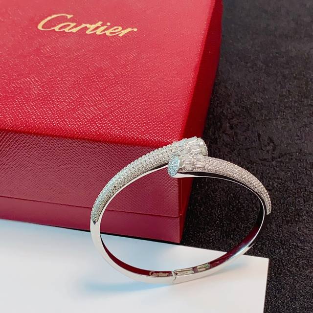 Cartier 卡地亚官网最新发布 火爆满钻钉子镶钻手镯进口精工保色18K高端定制顶级工艺 专柜logo刻字清晰 360度无死角！全新的窄版设计 更显精致～如此