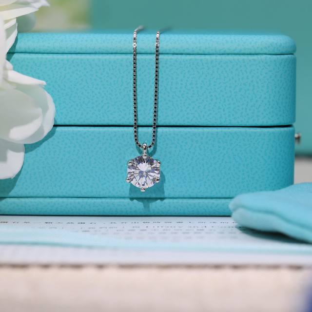 精工版本 925050 Tiffany项链 单钻六爪项链 S925纯银材质 精致厚实 克拉高碳钻六爪项链 纯银材质 K金工艺 一款表达自由精神的珠宝，见证了传奇