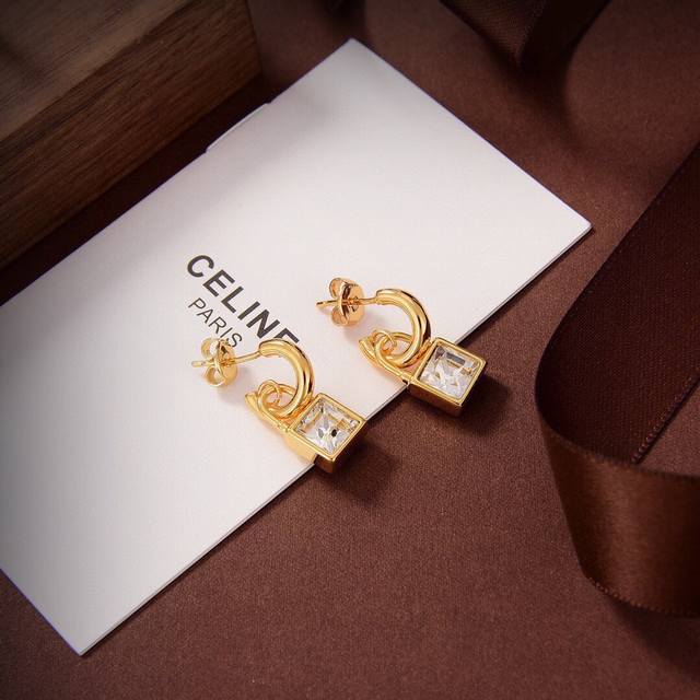 Celine 新款锁形耳钉 与众不同的设计 个性十足 颠覆你对传统耳环的印象 使其魅力爆灯