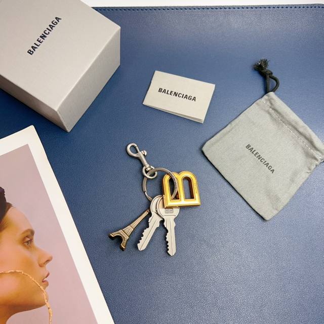 巴黎世家 Balenciaga 24Ss小挂件多元素简约钥匙扣 对版钢印包包挂饰搭配衣服超好看 ！
