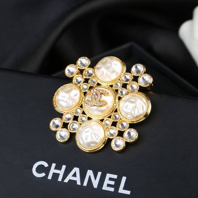 小香 Chanel 秋冬 系列 钻石 珍珠 胸针 别有心机设计的一款 超级完美 时髦元素添加
