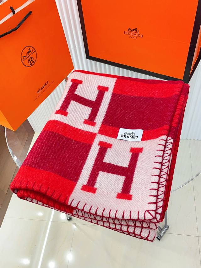 最新款，H Riviera Blanket系列羊绒毛毯，外贸公司流出的货，这款真的很适合不喜欢太多h字母logo的宝宝们。真的太喜欢爱马仕配色真的是给家居生活注